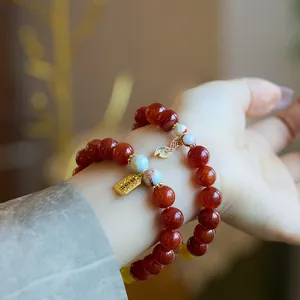 Bracelets en agate dragon avec pendentif poisson doré et perles rouges au poignet