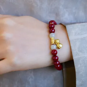 Bracelet traditionnel en perles de cinabre avec pendentif lotus doré et jade