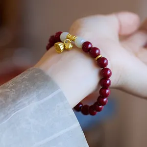 Bracelet lotus en cinabre avec perles rouges et pendentif lotus doré pour femmes