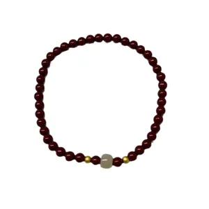 Bracelet en cinabre naturel avec perle de jade blanc et accents dorés élégants