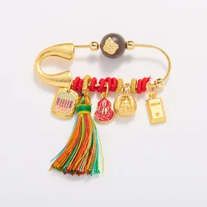 Broche Dieu de la Richesse dorée avec perle en bois, pompon coloré et breloques