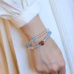 Bracelet en aigue-marine bleue et cristal blanc en argent S925 porté par un modèle
