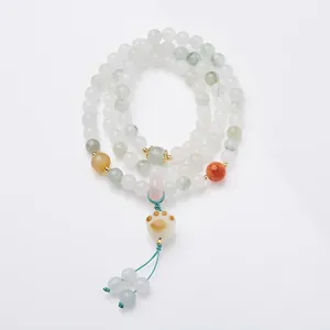 Bracciale a tre strati in giada naturale verde con accenti colorati e ciondolo a zampa