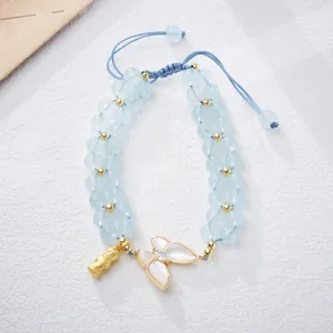 Bracelet en perles d'aigue-marine naturelle avec pendentif papillon et détails dorés