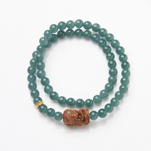 Bracelet double rang en jade bleu avec pendentif en bois sculpté et détails dorés fins