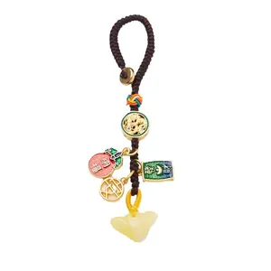 Colgante tradicional chino de ámbar con patrón de dragón y nudos de colores