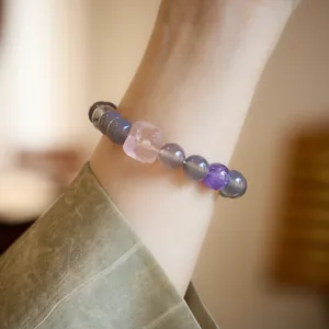 Natur-Achat-Armband in Rauchviolett mit geschnitztem Löwenanhänger aus Fluorit