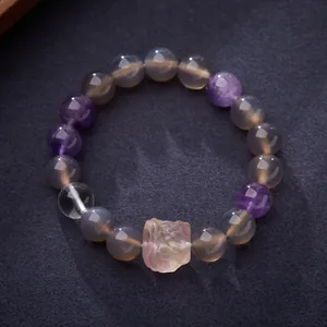 Makroaufnahme von Naturachat- und Fluoritperlen mit einem geschnitzten Löwenkopf-Armband