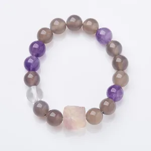 Naturpurpur-Achatperlen-Armband mit geschnitztem Steinlöwen-Anhänger auf weißem Grund