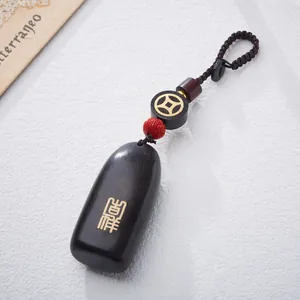 Porte-clés de voiture en bois d'ébène avec caractères dorés et perles tressées rouges