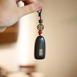 Porte-clés de voiture en bois d'ébène artisanal avec gravure chinoise et perles rouges
