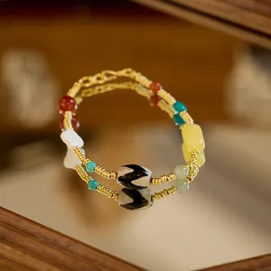 Détails de perles colorées et boucle dorée vintage sur un collier polyvalent de luxe