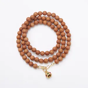 Collier en santal et bracelet enroulé avec pendentif géométrique doré et pierres
