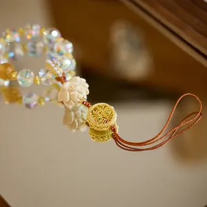 Pendentif lotus en perles de verre colorées avec charme en métal doré évidé