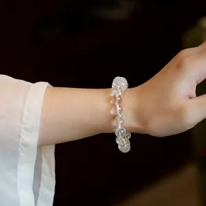 10mm Bergkristall Armband am Handgelenk mit silberner geometrischer Zwischenperle