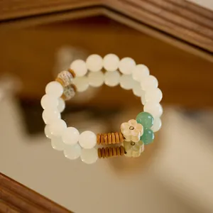 Bracciale in semi di bodhi bianco con avventurina verde e ciondolo fiore in legno