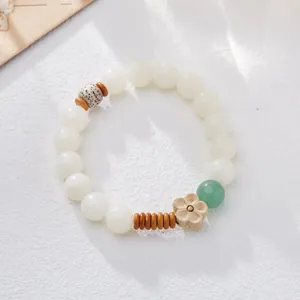 Bracciale in semi di Bodhi bianchi con ciondolo a fiore in avventurina verde e legno