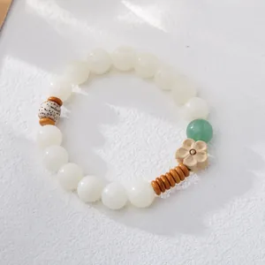 Bracciale in semi di Bodhi bianchi con avventurina verde e ciondolo a fiore