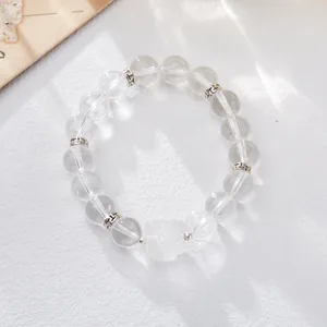 Detail von 10mm Bergkristall-Armband mit silbernen Zwischenperlen und geschnitztem Löwenanhänger