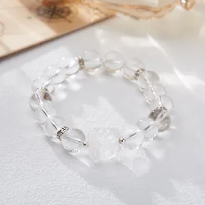Detailaufnahme des 10mm Bergkristall Armbands mit geschnitztem Löwen-Anhänger