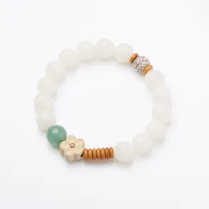 Bracciale in semi di Bodhi con perle bianche traslucide e dettaglio floreale verde