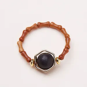 Bague en bois de bambou parfumé avec cadre hexagonal en métal et perle noire