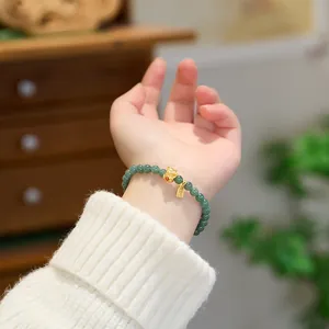 Pulsera de jadeíta natural de 6mm con colgante de gato de la suerte dorado y placa