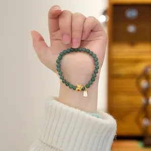 Pulsera de jade natural con cuentas de 6 mm y colgante de gato de la suerte dorado