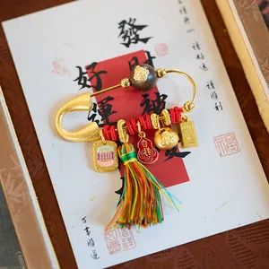 Broche traditionnelle chinoise en émail avec épingle dorée, pompon rouge et breloques
