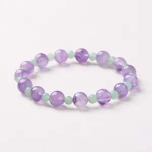 Nahaufnahme eines 8mm Amethyst-Perlenarmbands mit violetten und hellgrünen Edelsteinen