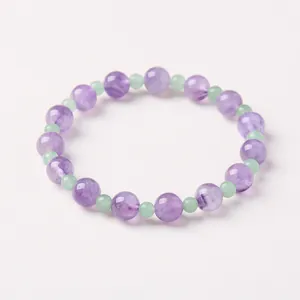 Makroaufnahme von 8mm Natur-Amethyst und grünen Quarzperlen im elastischen Armband
