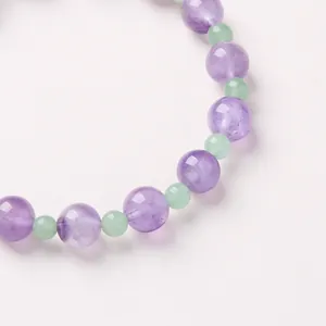 Makroaufnahme von 8mm Lavendel-Amethyst-Perlen mit grünen Zwischenstücken im Armband