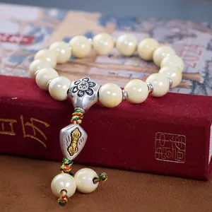 Makro-Detail von Weihrauch-Asche Porzellanperlen mit Vajra-Stößel und Silberanhänger