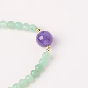 Makroaufnahme von 8mm Lavendel-Amethyst und hellgrünen Perlen mit Gold-Zwischenstücken