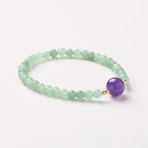Detail eines 8mm Lavendel-Amethyst- und hellgrünen Jade-Armbands mit Goldakzenten