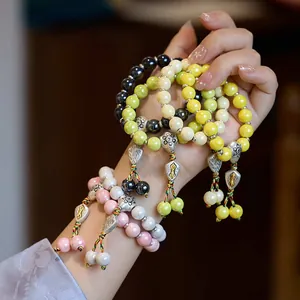 Buntes Glasperlen-Armband-Set mit Vajra-Glocken-Anhängern und edlen Seidenquasten