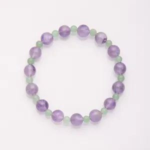 8mm Natur-Amethyst und grünes Aventurin Perlenarmband auf weißer reflektierender Fläche