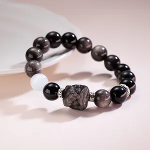 Vue détaillée des perles d'obsidienne naturelle et pierre œil de chat blanc avec charme Pixiu