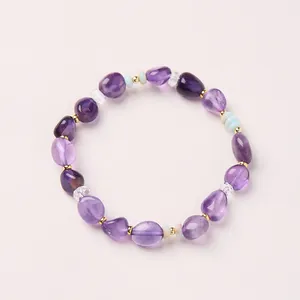 Unregelmäßiges Natur-Amethyst-Armband mit blauen Akzenten und goldfarbenen Elementen