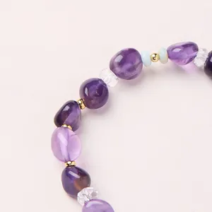 Natürliches Amethyst-Armband mit unregelmäßigen Perlen und goldenen Akzentperlen