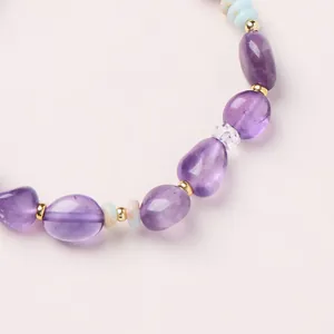 Natürliches Amethyst-Armband mit unregelmäßigen lila Perlen und goldenen Metallakzenten