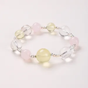 Détail d'un bracelet en cristal coloré avec perles de quartz et intercalaires en argent