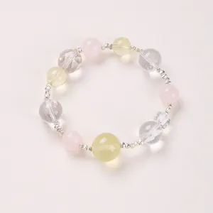 Détail macro du bracelet en cristal multicolore avec quartz rose et perles de citrine