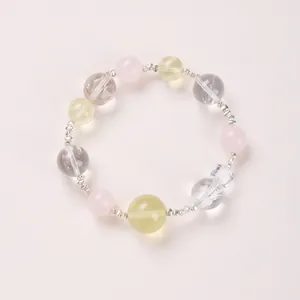 Vue macro de perles de cristal multicolores avec textures facettées et intercalaires argentés