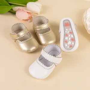Dettaglio di scarpe Mary Jane da neonata con suole antiscivolo e cinturini a smerlo