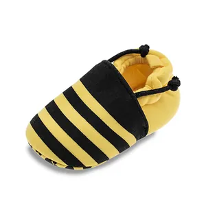 Details von gelb-schwarz gestreiften Baby-Lauflernschuhen mit verstellbarem Kordelzug