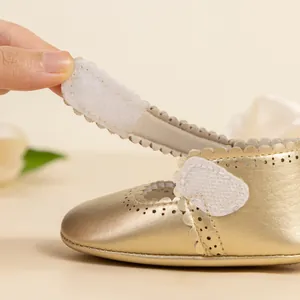 Dettaglio scarpe Mary Jane neonato metallizzate oro con chiusura in velcro
