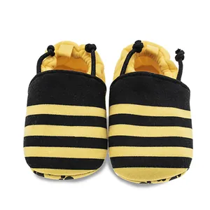 Weiche Baby Lauflernschuhe im Bienen Design mit gelb schwarzen Streifen und Gummizug