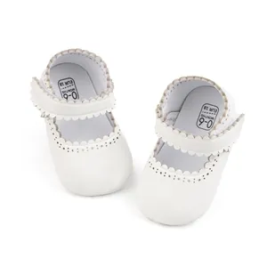 Scarpe Mary Jane bianche per neonato con bordi smerlati e dettagli traforati 0-6 mesi