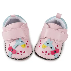 Chaussures bébé en cuir rose avec motif girafe et fermeture par velcro